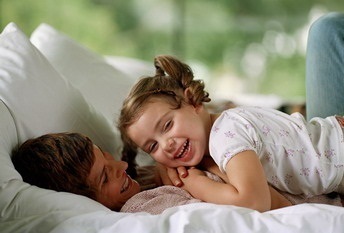 Kaip pripratinti vaiką miegoti savo lovytėje, jeigu jis įpratęs miegoti kartu su tėvais?